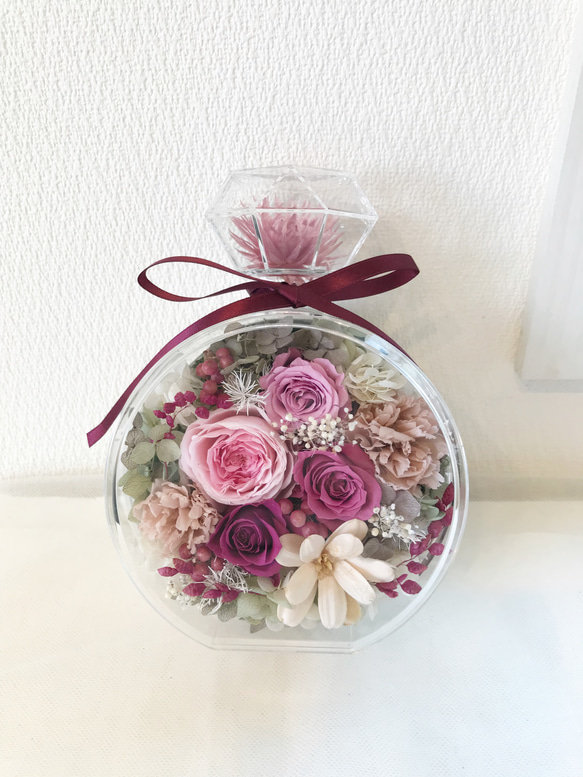 香水瓶の形をした可愛い入れ物に薔薇など沢山の花材をアレンジしました。お祝い、プレゼント。 2枚目の画像