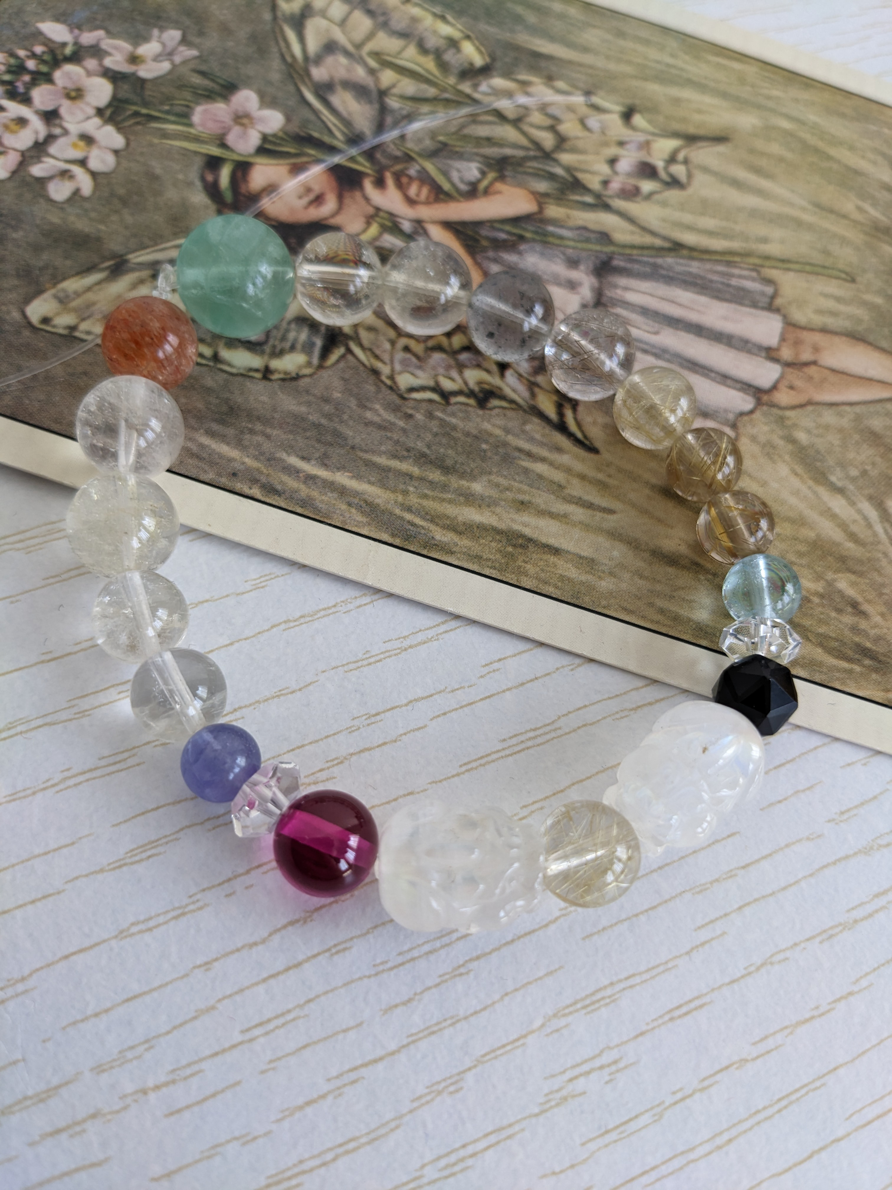 【送料無料】ホワイトラブラドライトのひきゅう、ゴールドルチルクォーツ、モリオン他の明るく穏やかなブレスレット