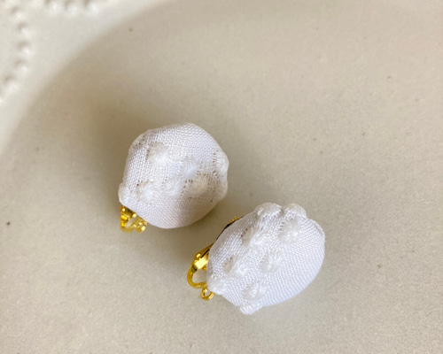 ミナペルホネン ribbon breeze くるみボタン　ピアス/イヤリング ミナペルホネンtambourine使用♪くるみボタンイヤリング イヤリング