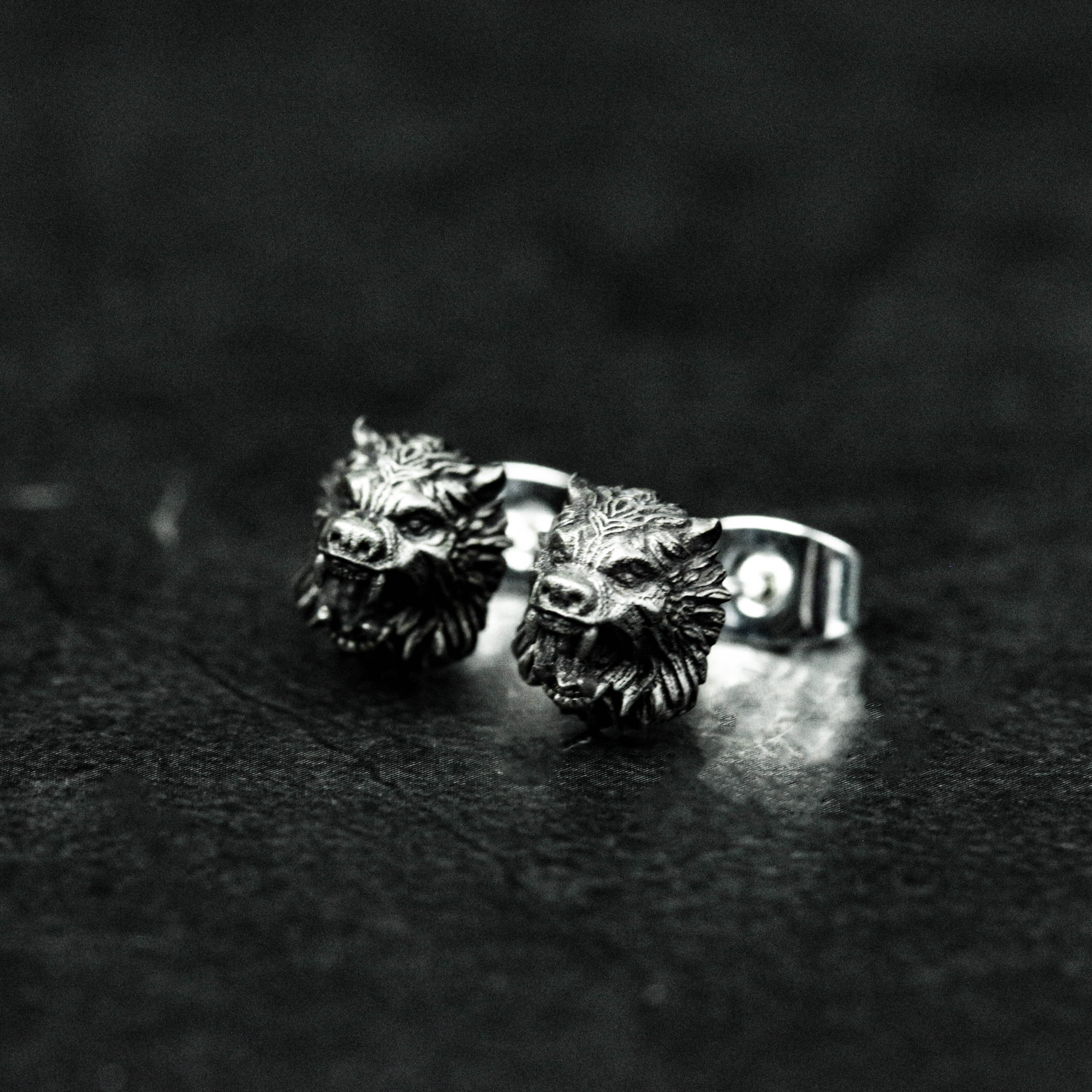 純銀製の熊のスタッドピアス、動物のスタッドイヤリング、怒れる熊のスタッドピアス