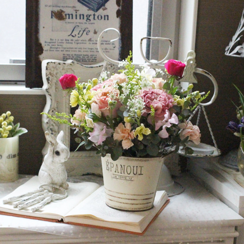 受注制作フライングカップフラワーアレンジメント