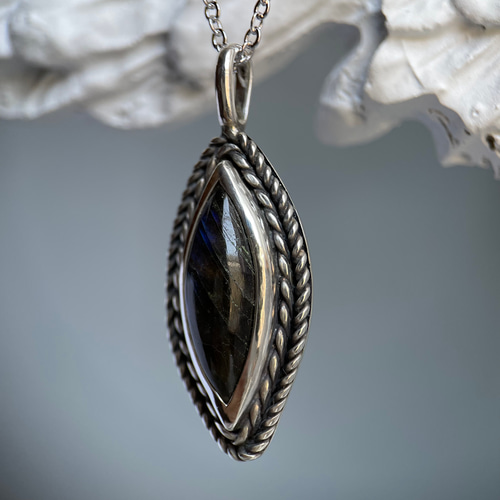 ラブラドライトペンダントトップ（チェーンなし）シルバー950 〈送料