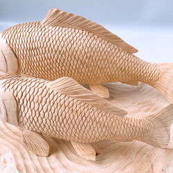 魚「コイの親子」の置物　檜　彫刻アート・木工　　パンフレット掲載商品 6枚目の画像