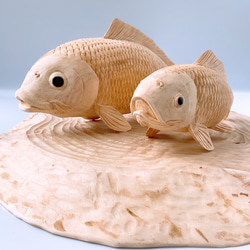 魚「コイの親子」の置物　檜　彫刻アート・木工　　パンフレット掲載商品 2枚目の画像