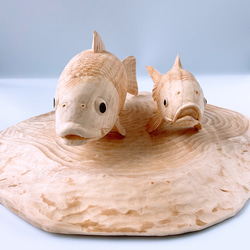 魚「コイの親子」の置物　檜　彫刻アート・木工　　パンフレット掲載商品 3枚目の画像