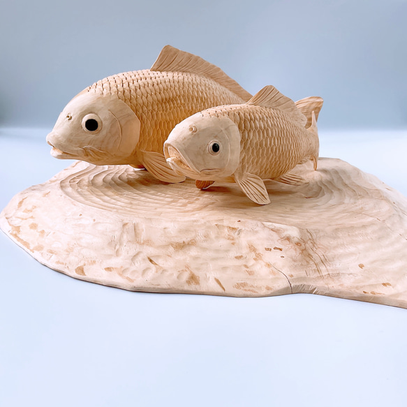 木彫り 魚 鯉 骨董 工芸 置物 彫刻 アート インテリア 魚「コイの親子」の置物 檜 彫刻アート・木工 パンフレット掲載