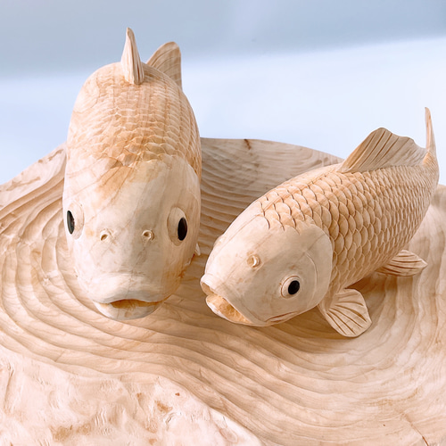 木彫り 魚 鯉 骨董 工芸 置物 彫刻 アート インテリア 魚「コイの親子」の置物 檜 彫刻アート・木工 パンフレット掲載
