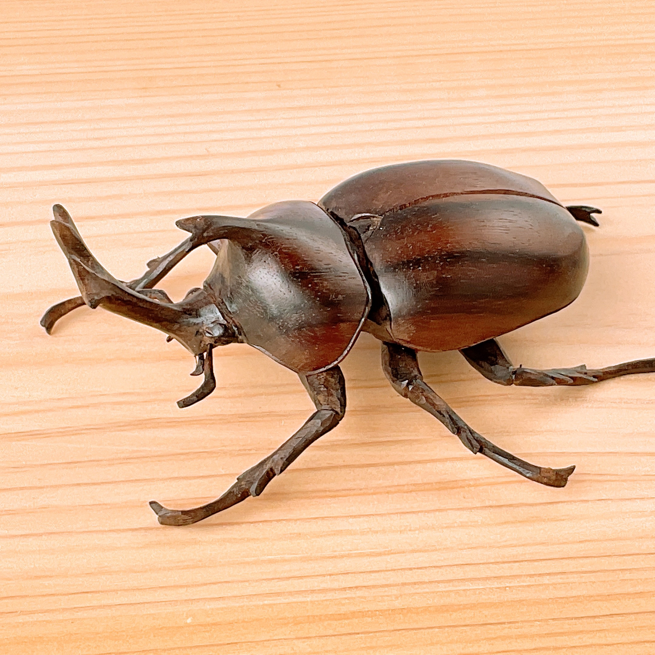 昆虫シリーズ「カブトムシ」のオブジェ　黒檀　彫刻アート・木工　　パンフレット掲載商品　（送料　応相談）        Ω