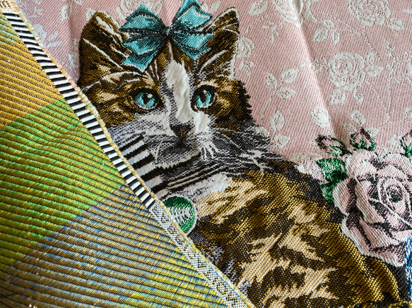新柄入荷！このまま飾ってもお洒落！『ジャガード織　リボンを付けた猫　ローズ柄ピンク地』～パネル　45㎝×45cm～ 6枚目の画像