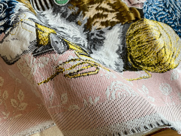 新柄入荷！このまま飾ってもお洒落！『ジャガード織　リボンを付けた猫　ローズ柄ピンク地』～パネル　45㎝×45cm～ 3枚目の画像