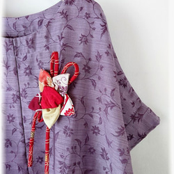 着物リメイク　コクーンワンピース　半袖チュニック　ラベンダー　京紫　　花柄　コサージュ付 4枚目の画像