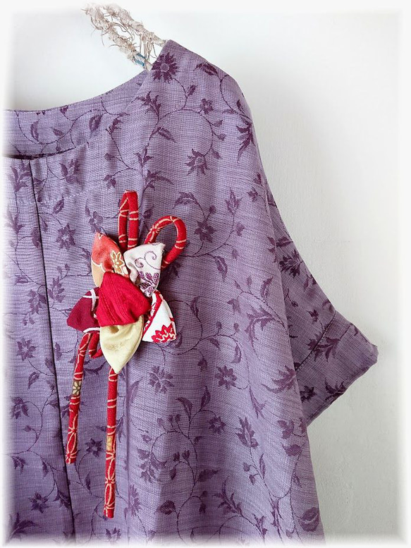 着物リメイク　コクーンワンピース　半袖チュニック　ラベンダー　京紫　　花柄　コサージュ付 4枚目の画像