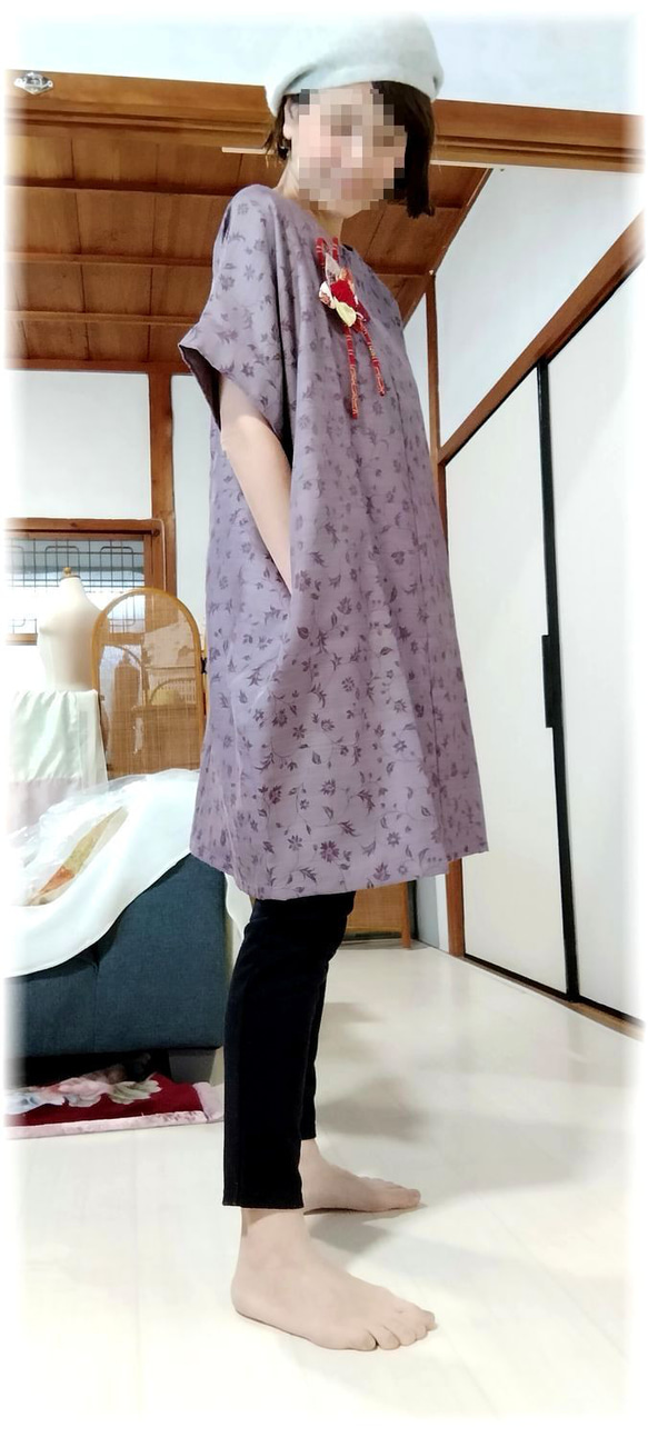 着物リメイク　コクーンワンピース　半袖チュニック　ラベンダー　京紫　　花柄　コサージュ付 2枚目の画像