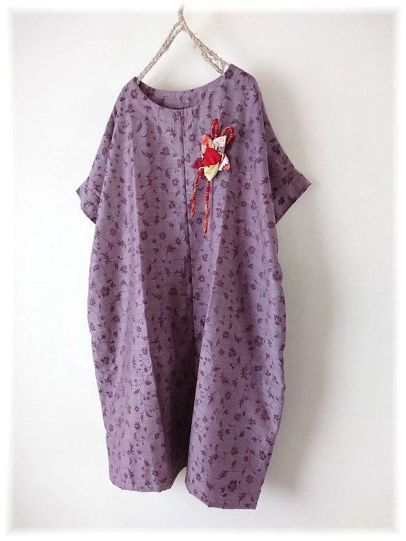 着物リメイク　コクーンワンピース　半袖チュニック　ラベンダー　京紫　　花柄　コサージュ付 1枚目の画像
