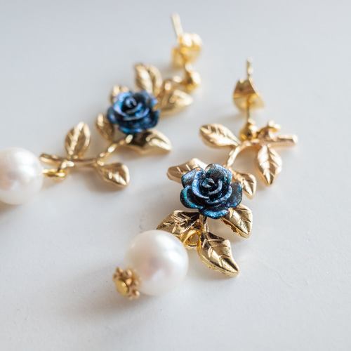 きらめく薔薇と揺れるパールのピアス イヤリング / アンティーク風 青 