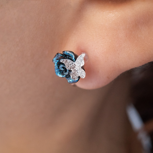 きらめく薔薇と蝶のイヤリング (ノンホールピアス) / 推し活 ローズ