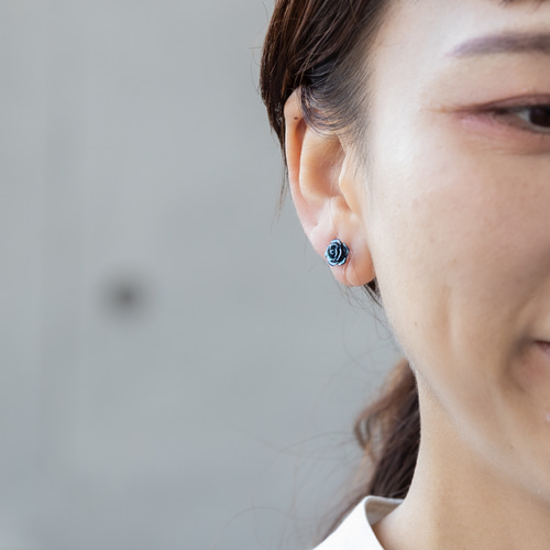 きらめく薔薇と蝶のイヤリング (ノンホールピアス) / 推し活 ローズ