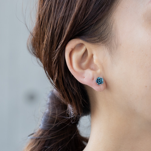 きらめく薔薇と蝶のイヤリング (ノンホールピアス) / 推し活 ローズ