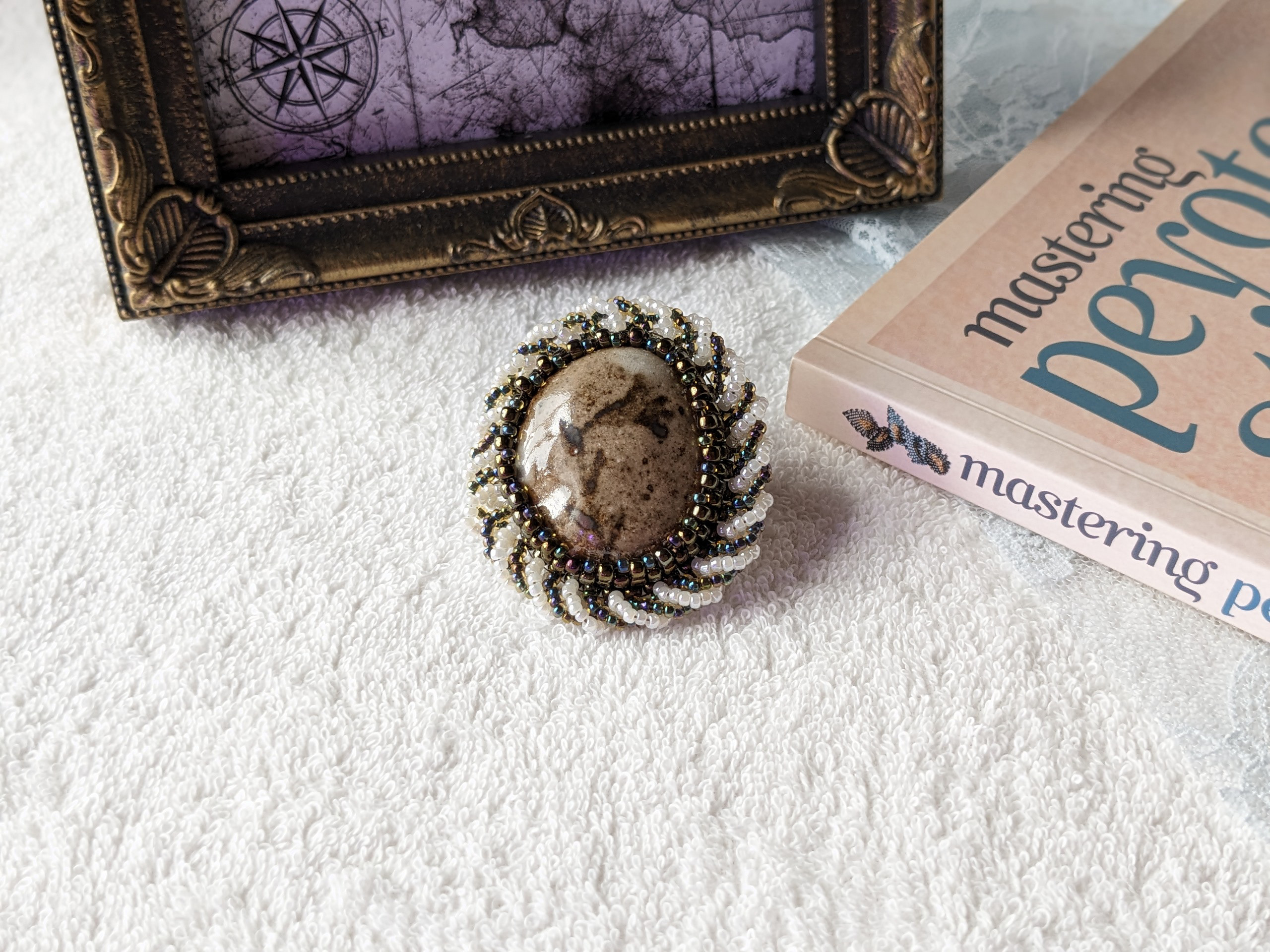 ブローチ　陶芸モチーフ　ユリ　ビーズステッチ