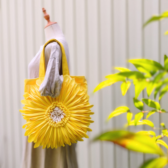 【特集掲載】  残り1  大輪の花を持って歩く• ✤ • 大きなトートバッグ 黄色 A4ファイルすっぽり 1枚目の画像