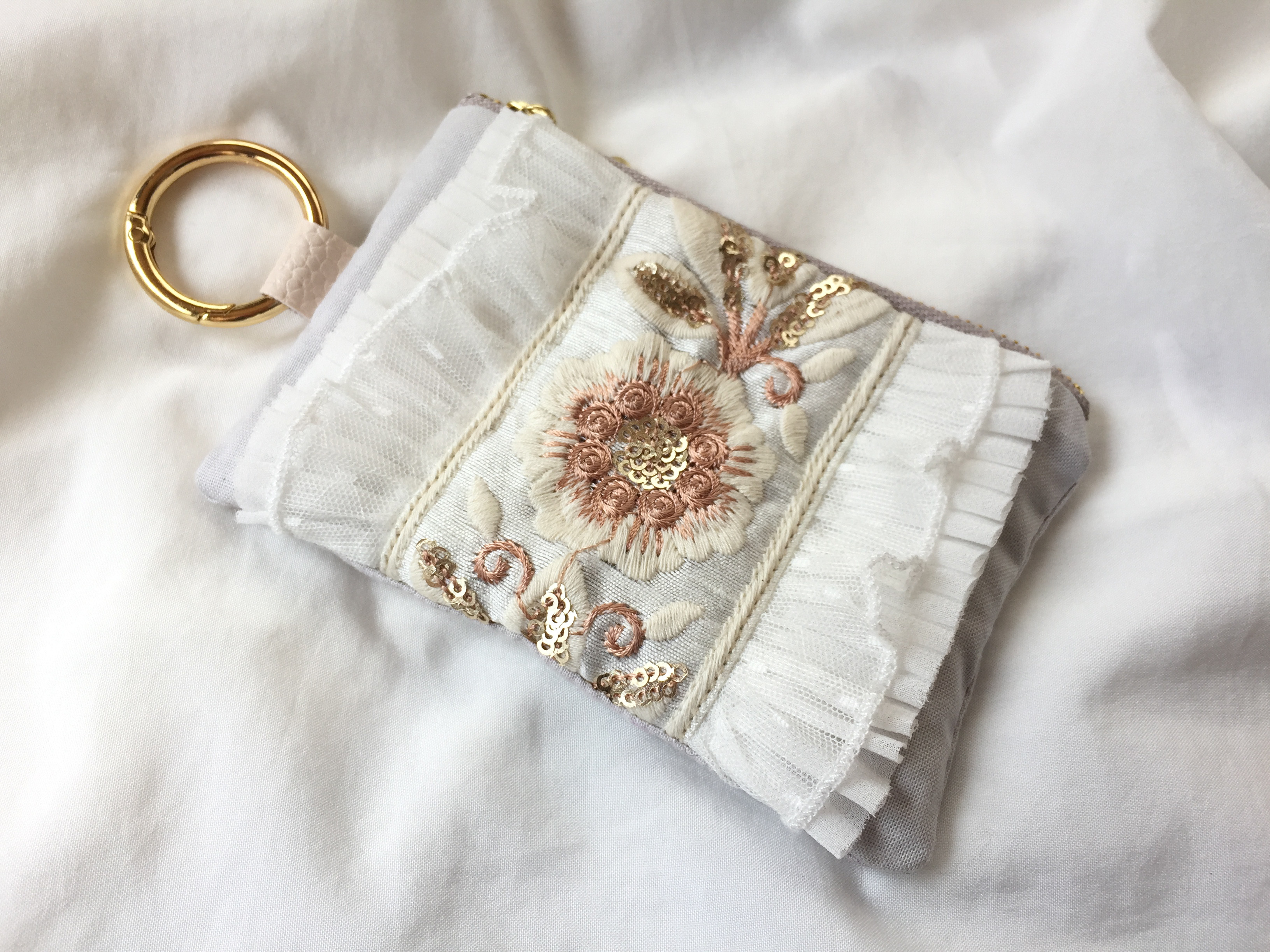 インド刺繍 リボン ファスナーポーチ カラビナ付き ホワイト