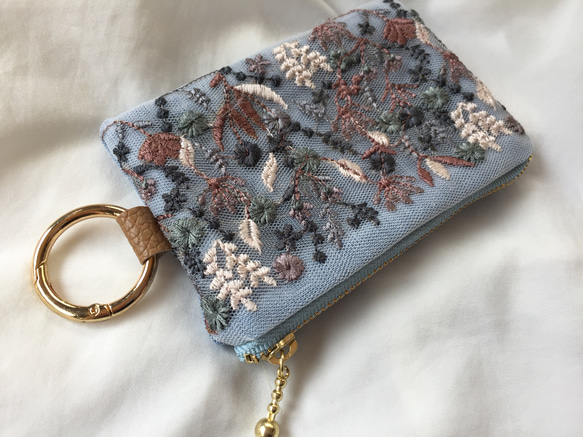 インド刺繍 リボン ファスナーポーチ カラビナ付き ブルー×花柄 3枚目の画像