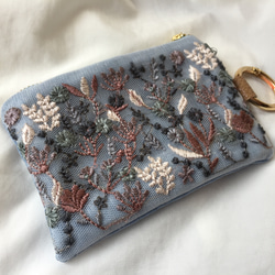 インド刺繍 リボン ファスナーポーチ カラビナ付き ブルー×花柄 1枚目の画像