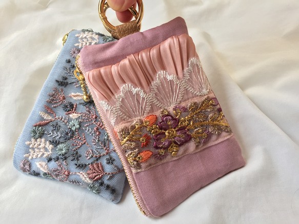 インド刺繍 リボン ファスナーポーチ カラビナ付き レース×ピンク 1枚目の画像