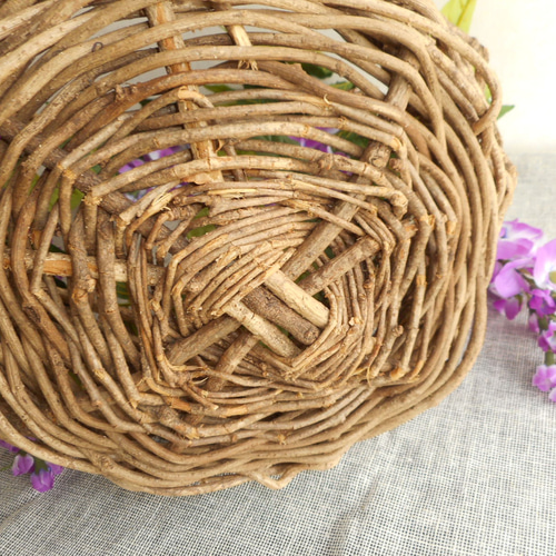 あけび蔓の手付き篭にアーティシャルフラワー 藤の花 竹炭付き アート