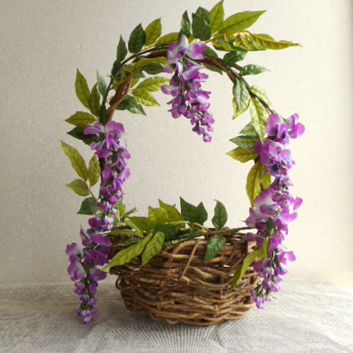 あけび蔓の手付き篭にアーティシャルフラワー 藤の花 竹炭付き アート
