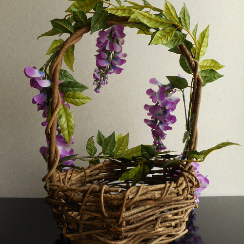 あけび蔓の手付き篭にアーティシャルフラワー 藤の花 竹炭付き アート