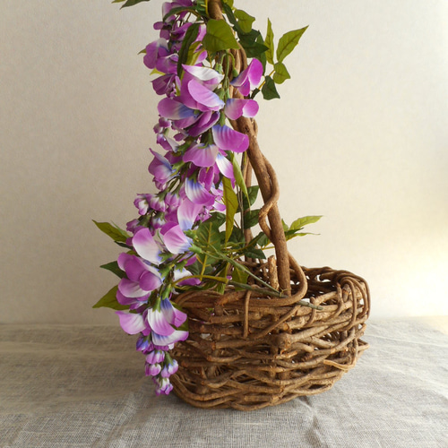 あけび蔓の手付き篭にアーティシャルフラワー 藤の花 竹炭付き