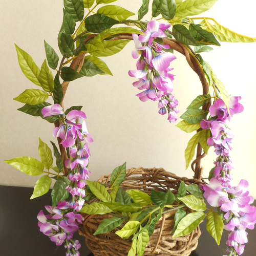 あけび蔓の手付き篭にアーティシャルフラワー 藤の花 竹炭付き