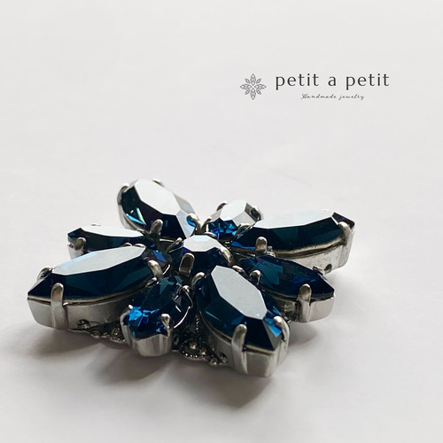 スワロフスキー®ブローチ clématite (L) Indigo ギフトボックス スワロフスキー®ブローチ clématite (L) Indigo ギフトボックス