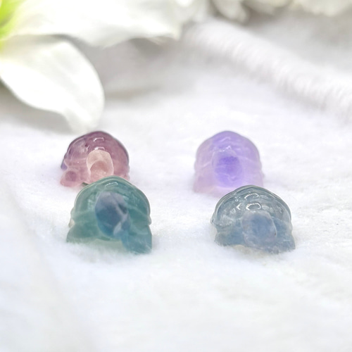 亀石(天然石) 高発色 フローライト（蛍石） カメ(亀)さん 1個 カラフル 横穴あき