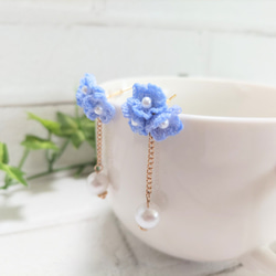 小さな小花のピアス・ブルー 4枚目の画像