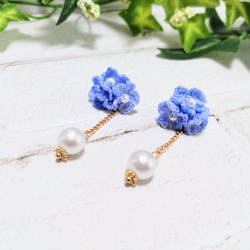 小さな小花のピアス・ブルー 1枚目の画像