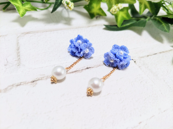 小さな小花のピアス・ブルー 1枚目の画像