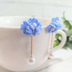 小さな小花のピアス・ブルー 2枚目の画像