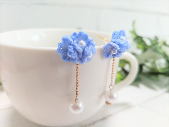 小さな小花のピアス・ブルー 2枚目の画像