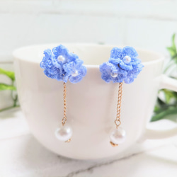 小さな小花のピアス・ブルー 3枚目の画像
