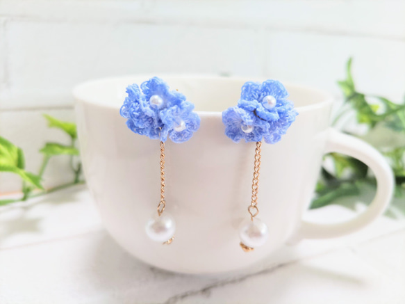小さな小花のピアス・ブルー 3枚目の画像
