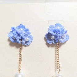 小さな小花のピアス・ブルー 6枚目の画像