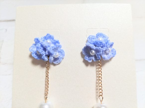 小さな小花のピアス・ブルー 6枚目の画像