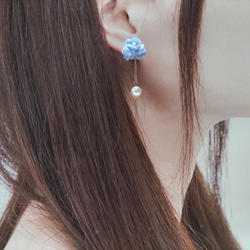 小さな小花のピアス・ブルー 7枚目の画像