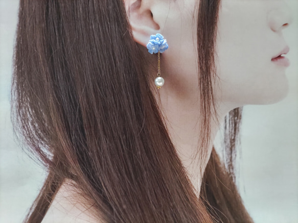 小さな小花のピアス・ブルー 7枚目の画像