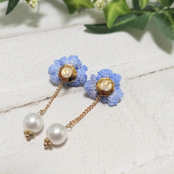 小さな小花のピアス・ブルー 5枚目の画像