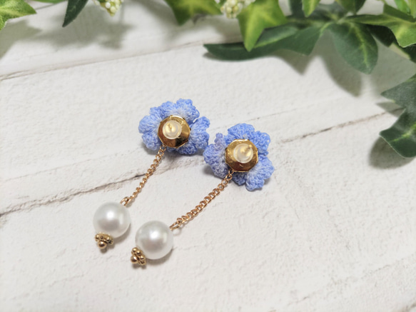 小さな小花のピアス・ブルー 5枚目の画像