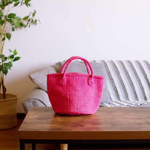 ケニアの手織りカゴバッグ｜天然素材のサイザルバッグ。ピクニックや