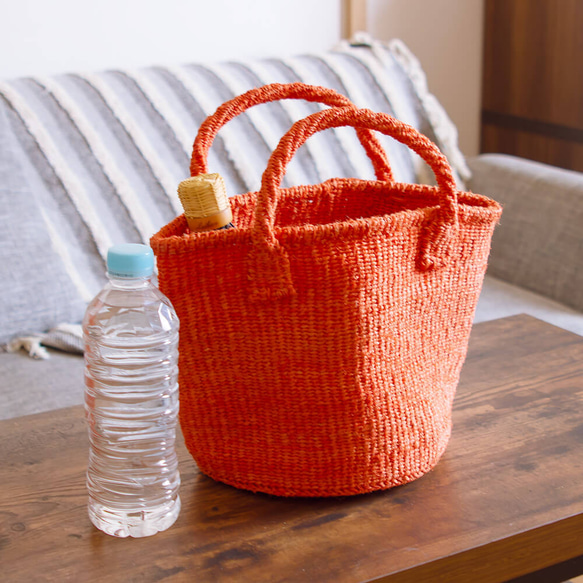 ケニアの手織りかごバッグ｜自然素材のサイザルバッグ。ピクニックや散歩のハンドバッグに［Sサイズ ベーシック オレンジ］ 5枚目の画像